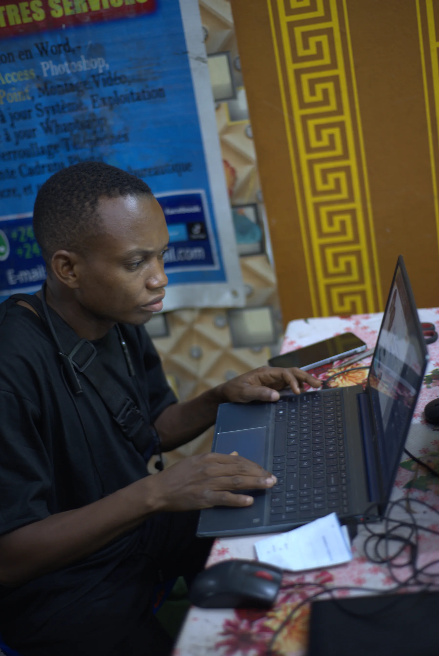 Cherif au travail sur un projet numérique